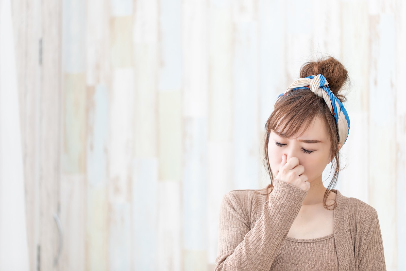 電子タバコは部屋で吸っても匂いはつかない?壁紙は汚れないの?