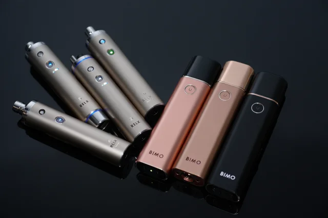 美容ケアや自己学習に取り組む夜時間のイメージ