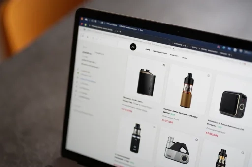 スマートフォンでVAPEの情報を集めている様子 - vape アンテナ
