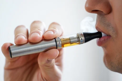 VAPEの吸い方を説明するステップ付き画像